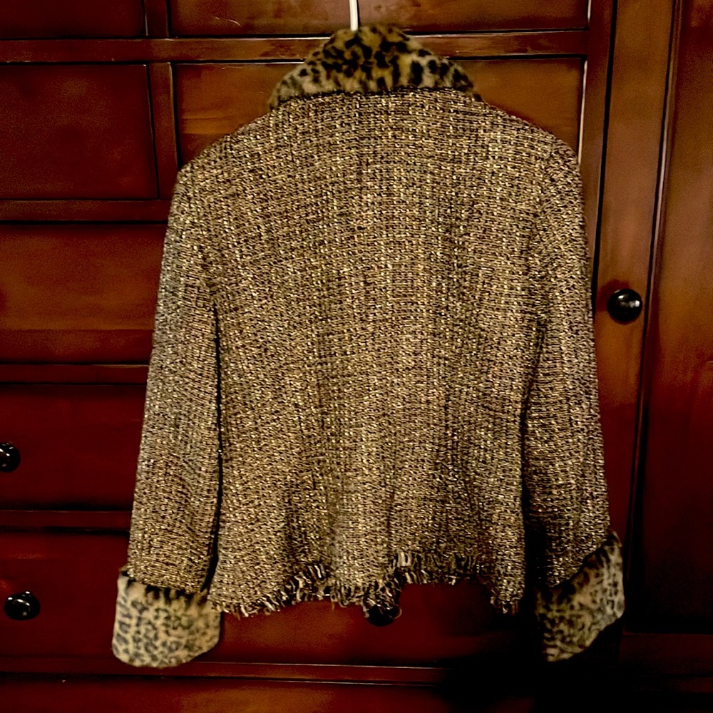 Woman’s medium dress or dress with jeans Jacket/ vintage look.